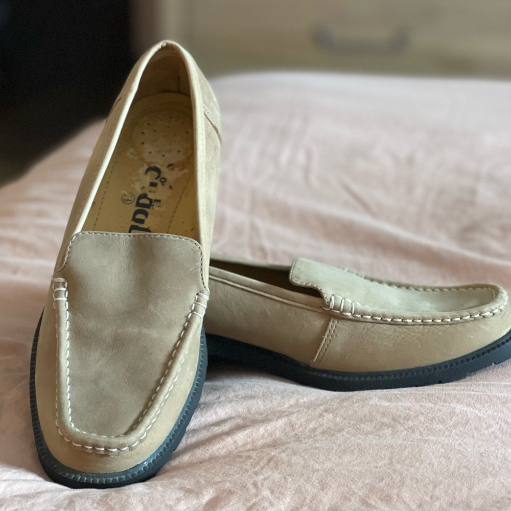 Cobbie Cuddlers Women's Tan Loafers 7.5